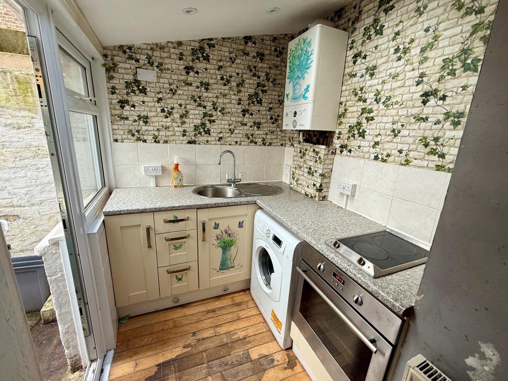 Lot: 119 - HOUSE FOR IMPROVEMENT - Kitchen